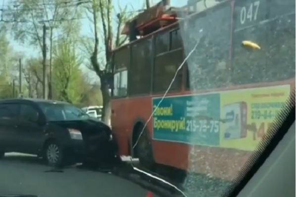 Авария случилась около 7:50 возле троллейбусного депо Авария случилась около 7:50 возле троллейбусного депо