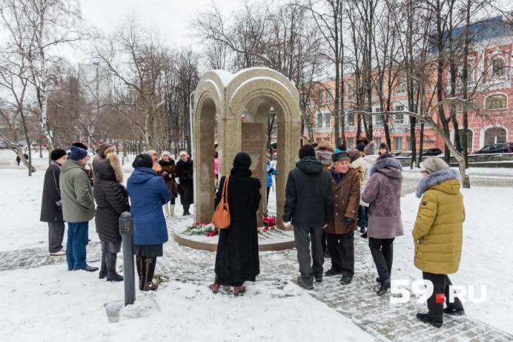 Как и год назад, родственники погибших собрались у мемориала погибшим в «Хромой лошади»