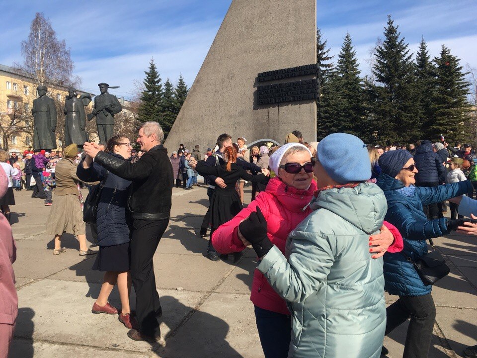Мужчин в пары хватило не всем, но это, уверены ведущие, не так и важно Мужчин в пары хватило не всем, но это, уверены ведущие, не так и важно