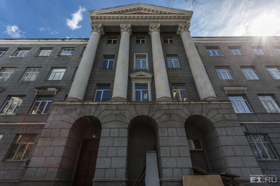 Красивейший парадный вход на самом деле выходит на гаражи. Задумка архитектора не осуществилась, и все усилия были напрасными. Красивейший парадный вход на самом деле выходит на гаражи. Задумка архитектора не осуществилась, и все усилия были напрасными.