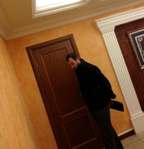 Андрей Киселёв в коридоре Следственного Комитета