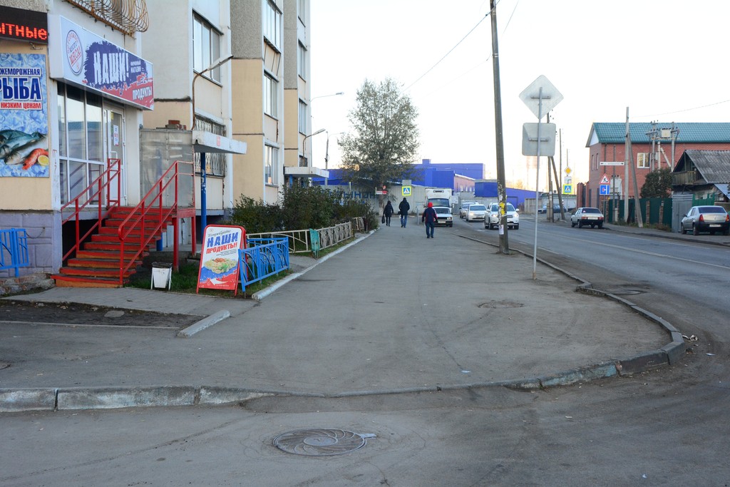Полноценного заезда на асфальтовую площадку нет, и она адресована исключительно пешеходам, однако автомобилисты используют для въезда подкат, сделанный для колясок Полноценного заезда на асфальтовую площадку нет, и она адресована исключительно пешеходам, однако автомобилисты используют для въезда подкат, сделанный для колясок