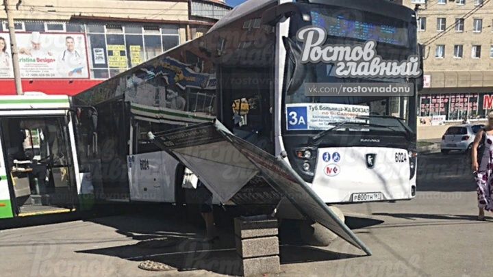 Забыл про ручник: в Ростове автобус, купленный к ЧМ, попал в ДТП