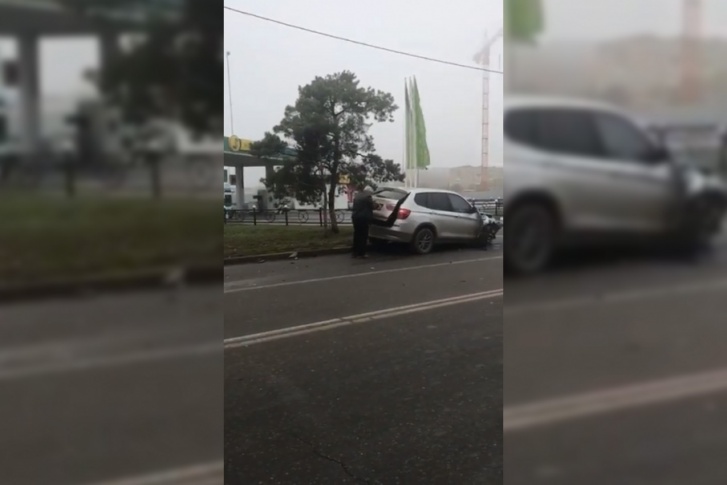 По словам очевидцев, в багажнике иномарки нашлось несколько комплектов номеров По словам очевидцев, в багажнике иномарки нашлось несколько комплектов номеров