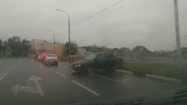 Ярославец на мокрой дороге снес забор в центре города