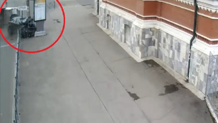 От удара Lexus сбил рекламный щит: видео аварии с маршруткой в центре Перми