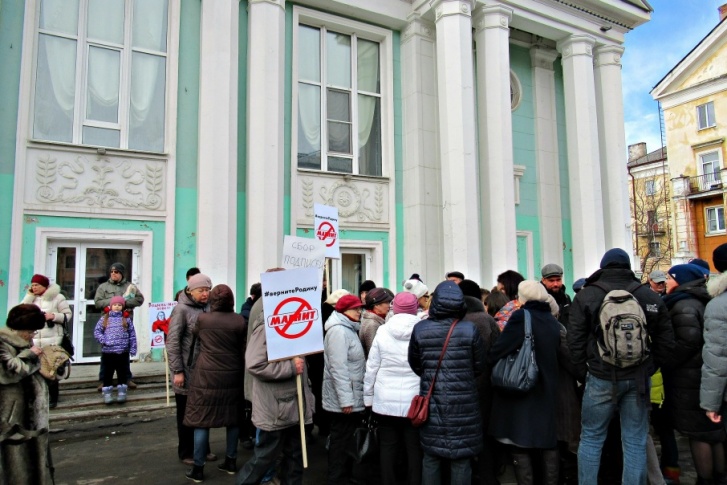 К кинотеатру пришли около 200 человек К кинотеатру пришли около 200 человек