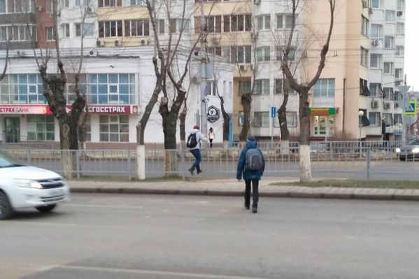 Рискуя жизнью, дорогу перебегают школьники, бабушки и молодые люди Рискуя жизнью, дорогу перебегают школьники, бабушки и молодые люди