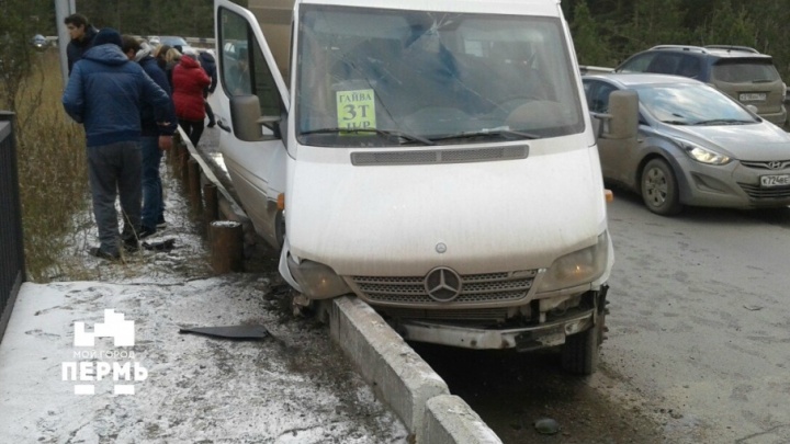 В Перми пассажиры маршрутки пострадали в ДТП на Дороге Дружбы