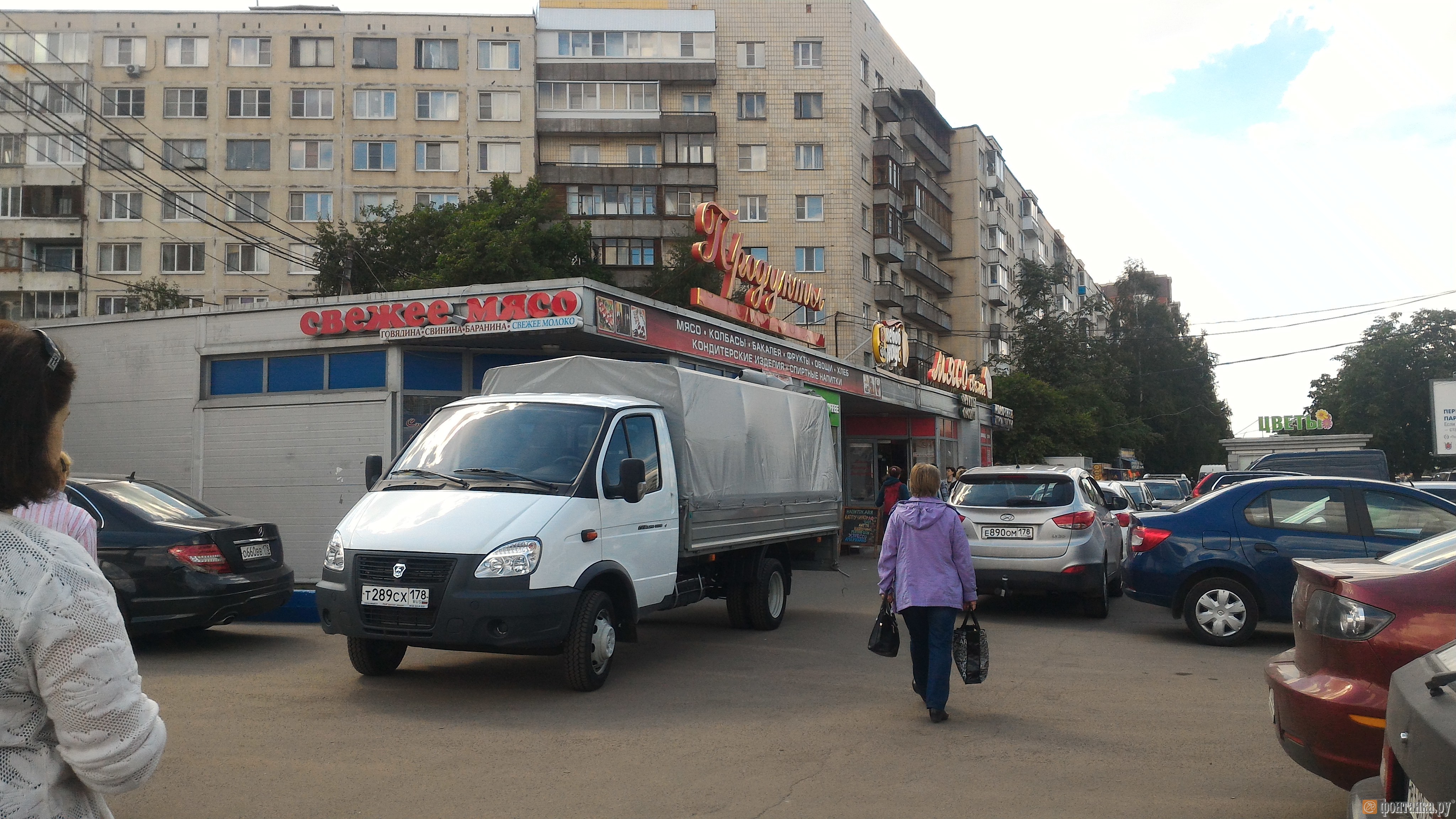 Торговый павильон у станции метро "Пионерская"