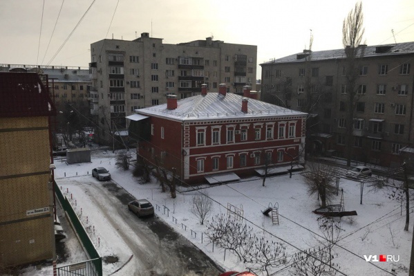 Дом-памятник со скрупулезно воссозданными поликарбонатными навесами Дом-памятник со скрупулезно воссозданными поликарбонатными навесами