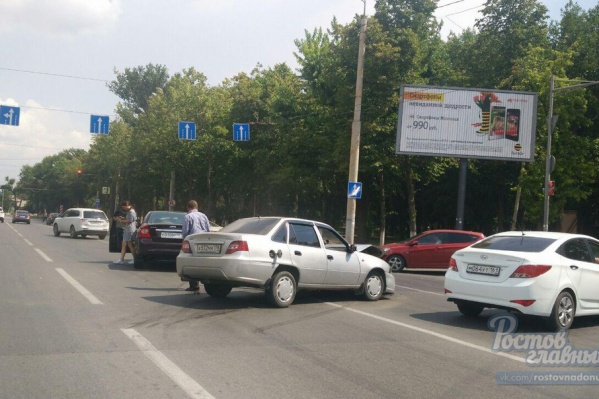 Автомобили столкнулись на светофоре Автомобили столкнулись на светофоре
