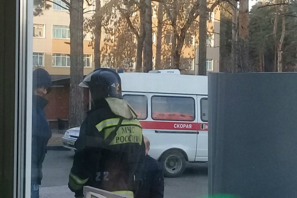 По словам очевидцев, больницу оцепили из-за подозрительных сумок По словам очевидцев, больницу оцепили из-за подозрительных сумок