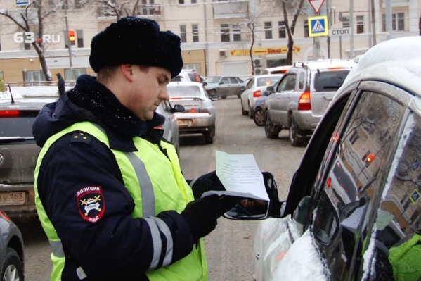 Инспекторы проверяют автомобилистов на долги по своей базе Инспекторы проверяют автомобилистов на долги по своей базе