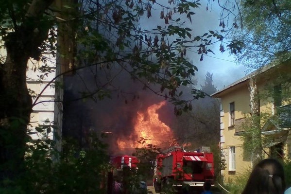 В Ярославле загорелись сараи на улице Клубной В Ярославле загорелись сараи на улице Клубной