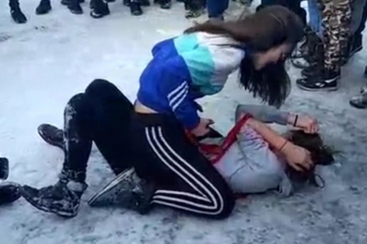 Одна из девочек занимается единоборствами Одна из девочек занимается единоборствами