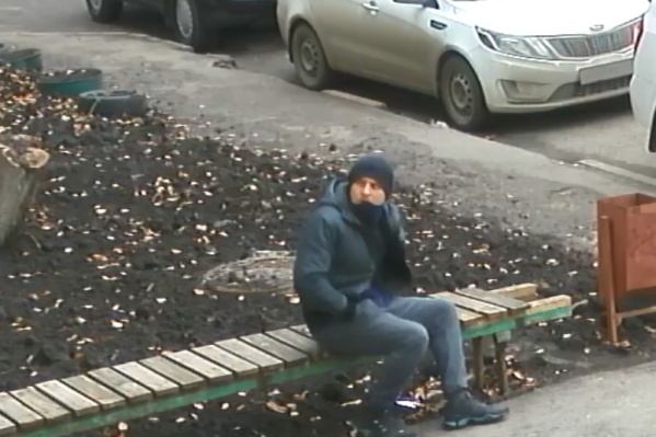 Мужчина подкараулил девочку о подъезда дома на Военведе Мужчина подкараулил девочку о подъезда дома на Военведе