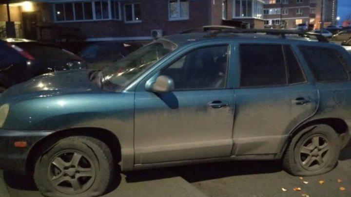 Наказали автохама: жителю микрорайона «Суворовский» порезали колеса за неправильную парковку