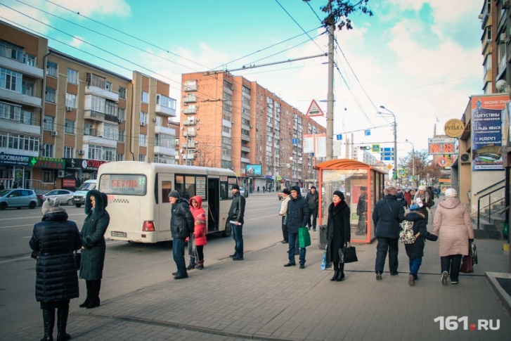 После восьми вечера можно ждать автобус почти час После восьми вечера можно ждать автобус почти час