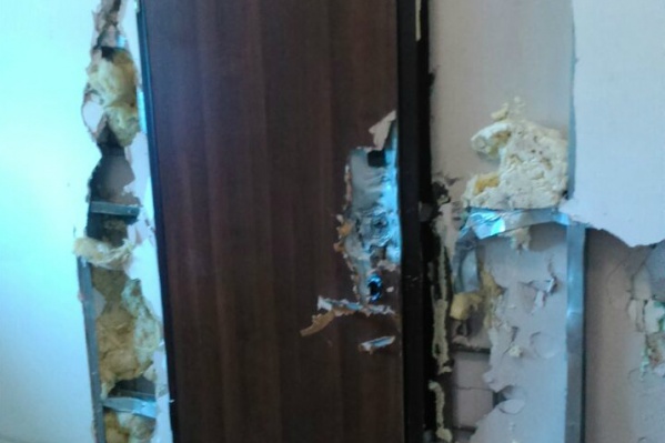 Чтобы попасть внутрь казино, полиции пришлось вскрывать двери Чтобы попасть внутрь казино, полиции пришлось вскрывать двери