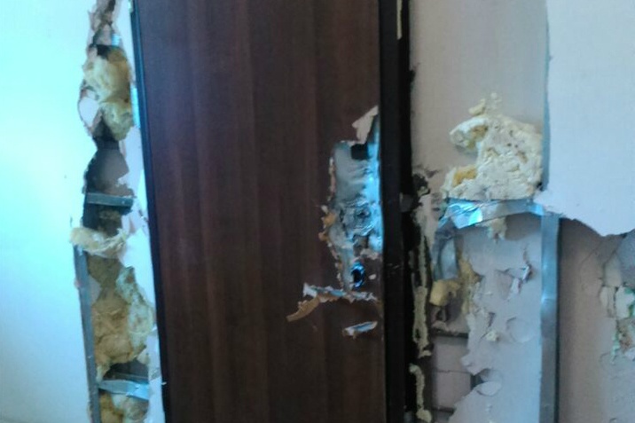 Чтобы попасть внутрь казино, полиции пришлось вскрывать двери Чтобы попасть внутрь казино, полиции пришлось вскрывать двери