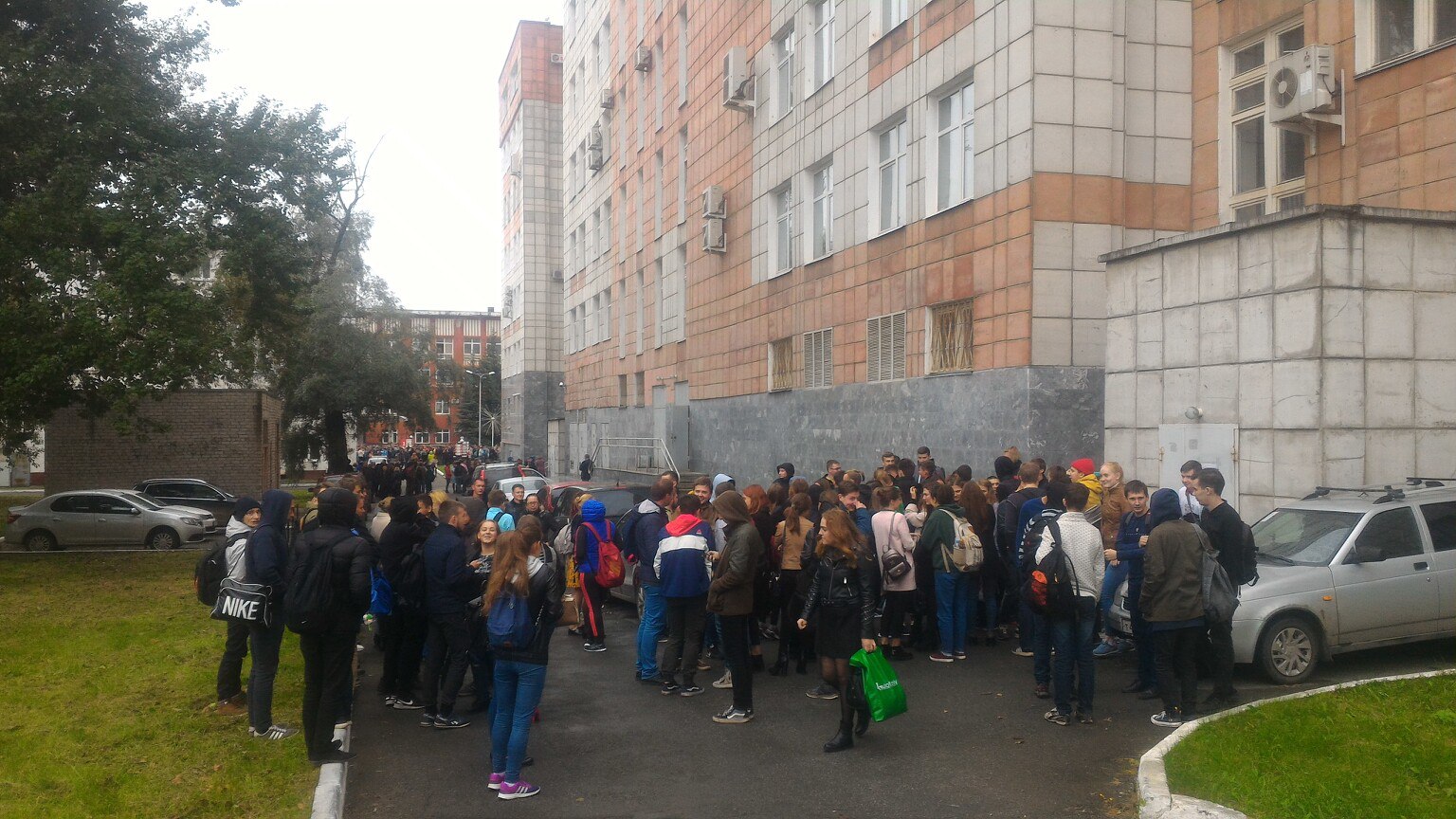 В университете учится около шести тысяч человек В университете учится около шести тысяч человек