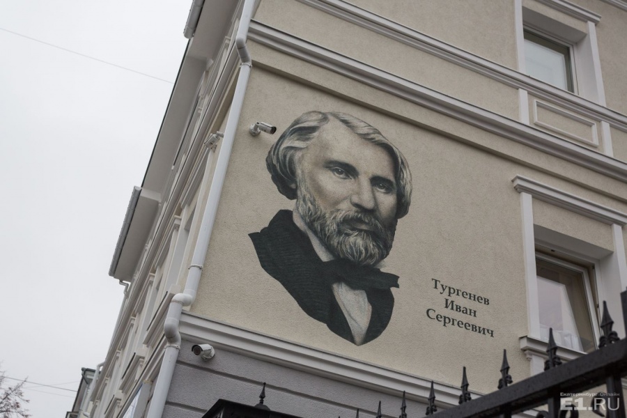 А вот и сам Иван Сергеевич, он "живёт" на доме Главного управления госэкспертизы.
А вот и сам Иван Сергеевич, он "живёт" на доме Главного управления госэкспертизы.