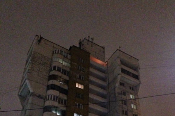 Очевидцы гадали, это яркое освещение или кто-то развёл огонь, но на всякий случай вызвали пожарных Очевидцы гадали, это яркое освещение или кто-то развёл огонь, но на всякий случай вызвали пожарных