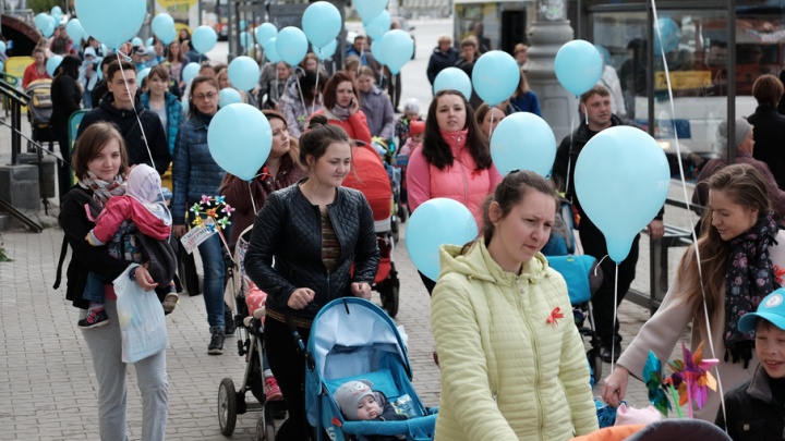 Марш с колясками: пермские мамочки устроили флешмоб в честь Дня защиты детей