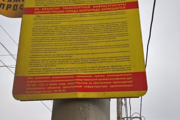 Пешеходов окатывают из луж Пешеходов окатывают из луж