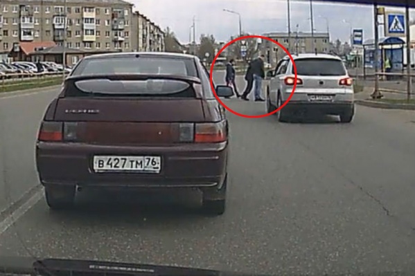 Дедушка сам еле шел по дороге Дедушка сам еле шел по дороге