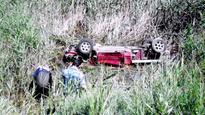 В Ростовской области машина на ходу упала в реку