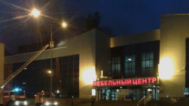 Утренний пожар в челябинском «Мебельном центре» тушили 20 человек