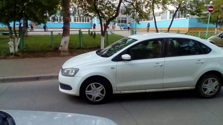 В Тольятти около школы женщина на Volkswagen сбила 7-летнюю девочку