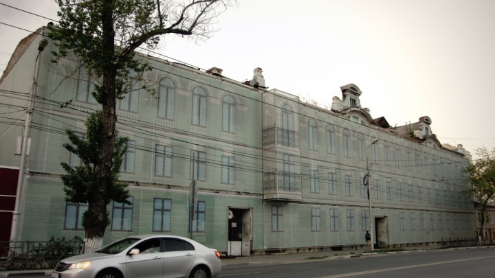 В Самаре областной дом науки и техники завесили фальшфасадом с балконами