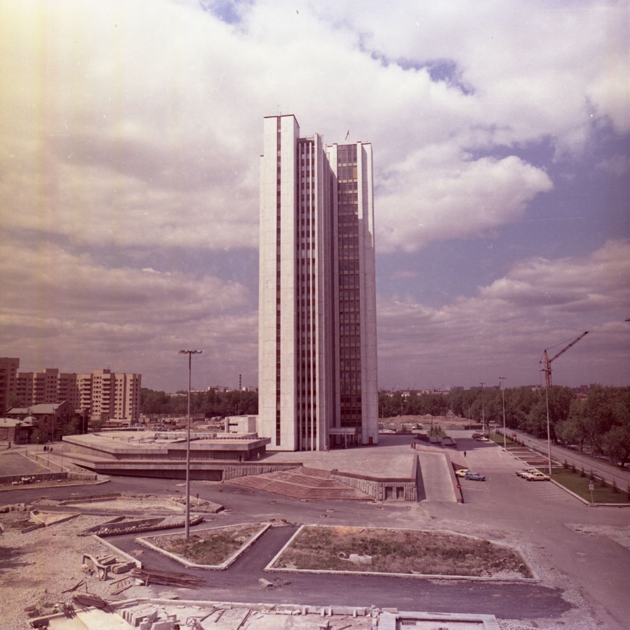 Правительство области, тогда Дом Советов, заселили в 1984 году. Правительство области, тогда Дом Советов, заселили в 1984 году.