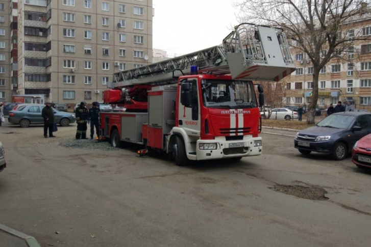 Жители утверждают, что яма во дворе появилась две недели назад, после ремонта коммунальщиков Жители утверждают, что яма во дворе появилась две недели назад, после ремонта коммунальщиков