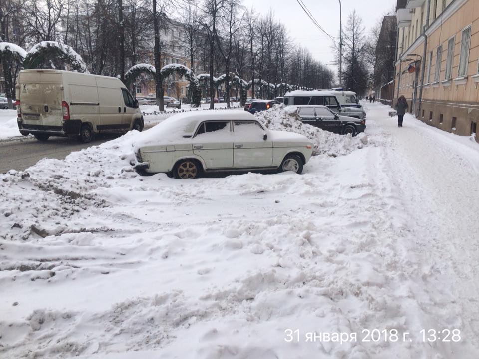 Снег у отделения полиции не вычистить из-за брошенной машины Снег у отделения полиции не вычистить из-за брошенной машины