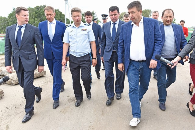 Качество ярославских дорог министру показывали Дмитрий Миронов и Владимир Слепцов.