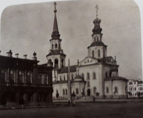 Это Екатерининский собор, а про усадьбу, которая стоит слева, речь пойдёт ниже, запомните её полукруглые окна. Это Екатерининский собор, а про усадьбу, которая стоит слева, речь пойдёт ниже, запомните её полукруглые окна.