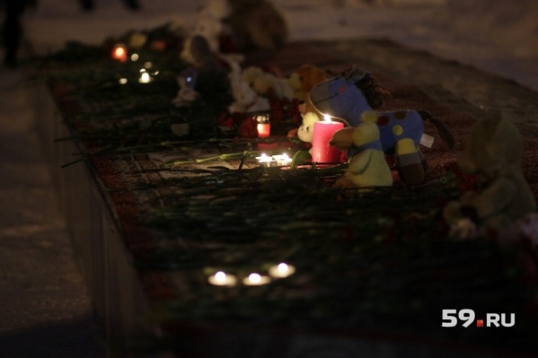 Сегодня весь вечер люди несут цветы и свечи к памятнику Уральским добровольцам Сегодня весь вечер люди несут цветы и свечи к памятнику Уральским добровольцам