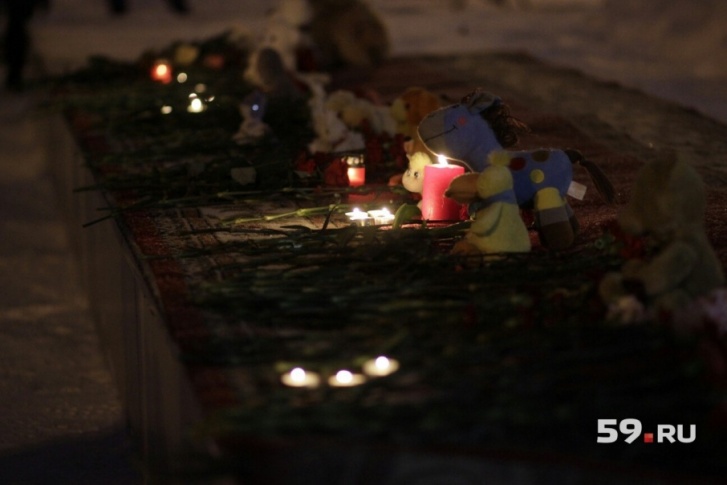 Сегодня весь вечер люди несут цветы и свечи к памятнику Уральским добровольцам