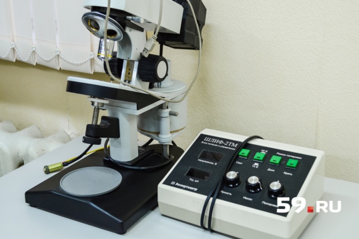 С помощью микроскопов в лаборатории изучают электрическую проводку
