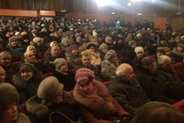 Большая часть населения - пенсионеры. Скорая не всегда приезжает к ним вовремя, на весь поселок - только одна машина Большая часть населения - пенсионеры. Скорая не всегда приезжает к ним вовремя, на весь поселок - только одна машина
