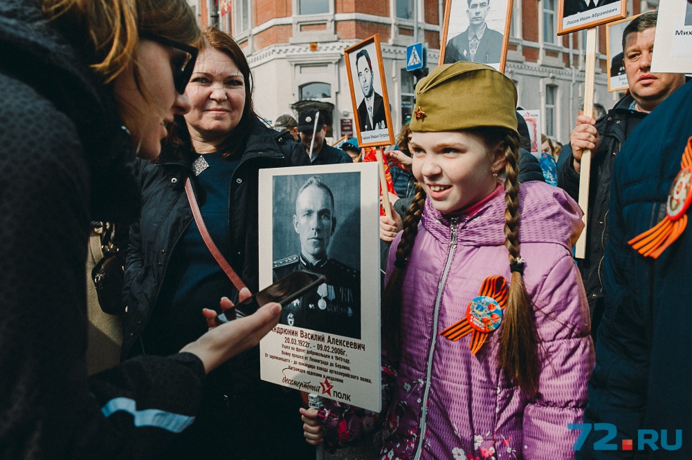 11-летняя школьница пришла на парад с семьей 11-летняя школьница пришла на парад с семьей
