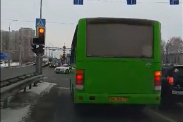 Водитель автобуса с крайнего левого ряда перестроился вправо Водитель автобуса с крайнего левого ряда перестроился вправо