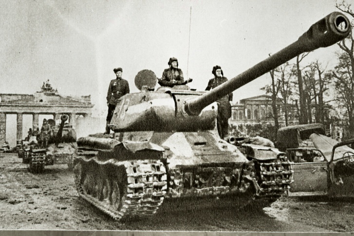 Челябинские танки ИС-2 у Бранденбургских ворот в Берлине