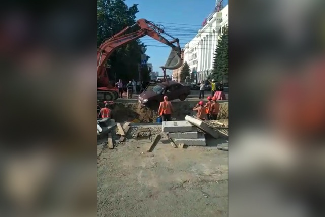 Иномарка укатилась в траншею, где находились рабочие Иномарка укатилась в траншею, где находились рабочие