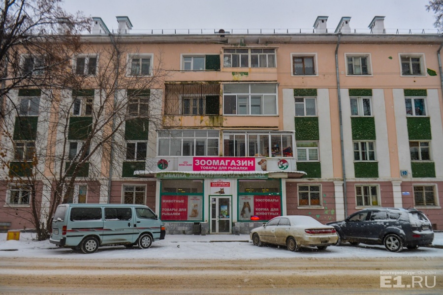 В доме, по словам Евгения, хорошие квартиры с хорошими планировками, сразу понятно, что его создавали для элиты того времени
В доме, по словам Евгения, хорошие квартиры с хорошими планировками, сразу понятно, что его создавали для элиты того времени