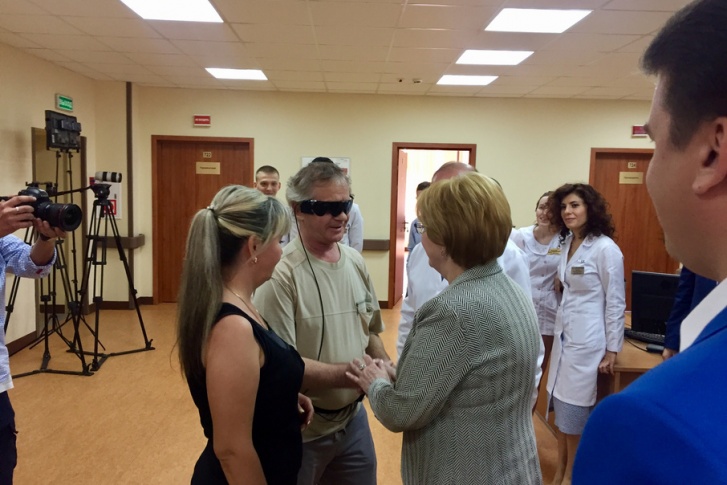 Вероника Скворцова навестила первого пациента Григория Ульянова после активации импланта